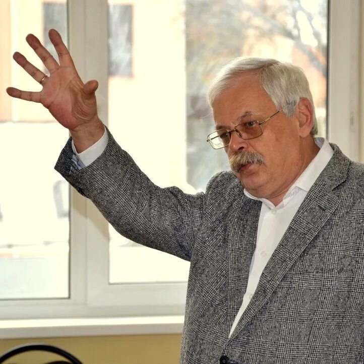 Литературовед критик