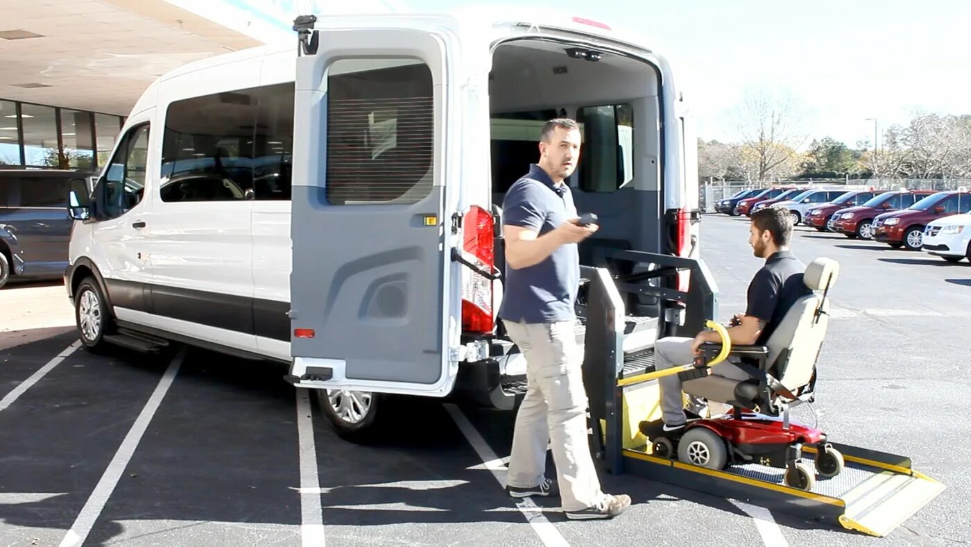 Ford Transit инвалидный. Форд Транзит с подъемником для инвалидов. Ford Transit на подъемнике. Перевозка лежачих больных инвалидов.