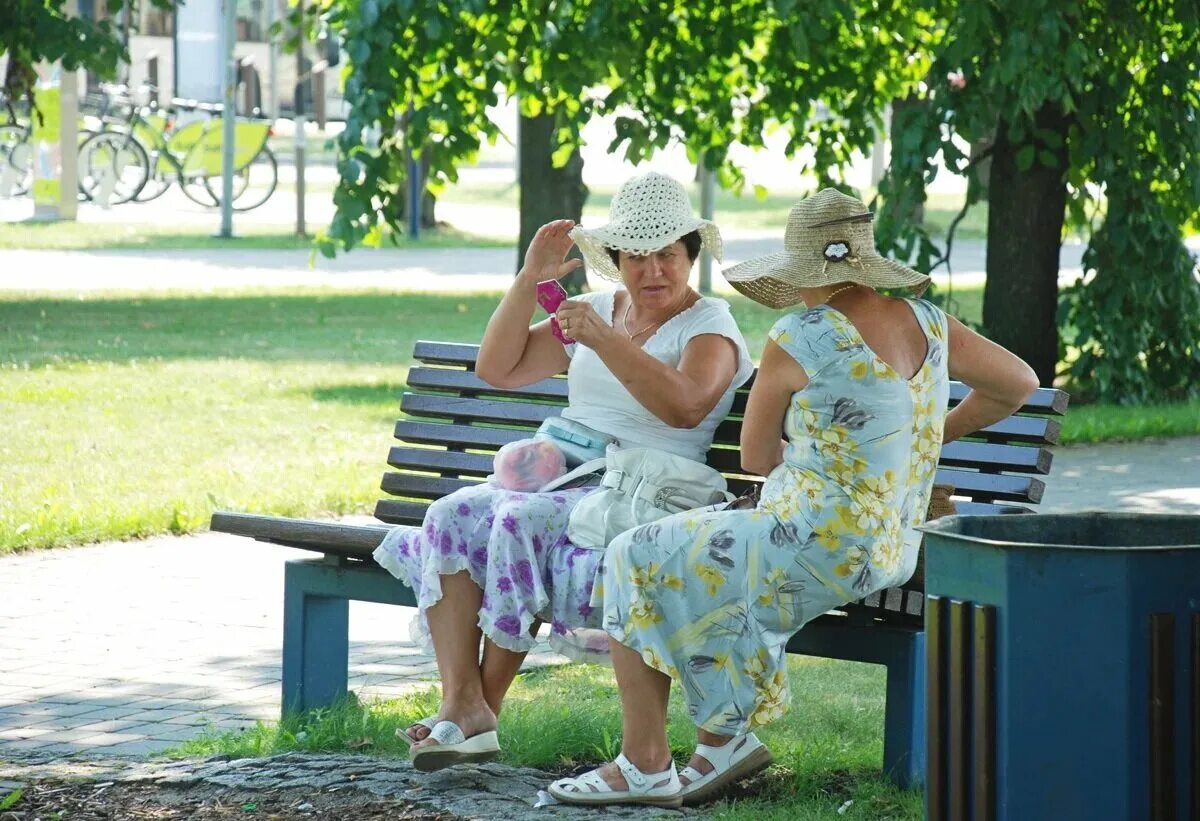 Тетки и подруги. Бабушка на скамейке в парке. Пенсионерки на лавочке. Две женщины на скамейке. Женщина на лавочке.