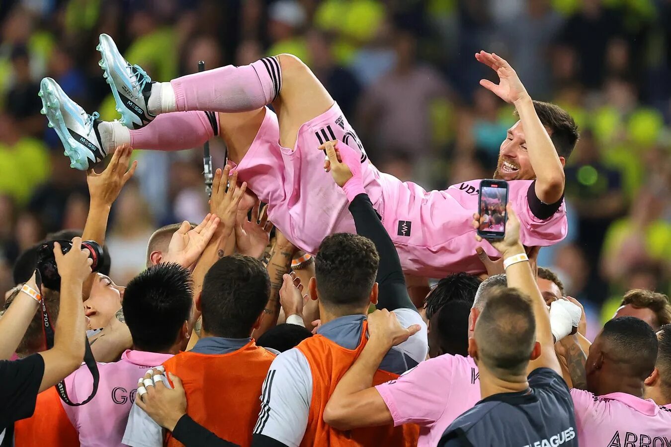Вино месси. Лионель месси 2023. Messi miami kubok. Кубок лиг майами. Лионель месси майами интер майами.