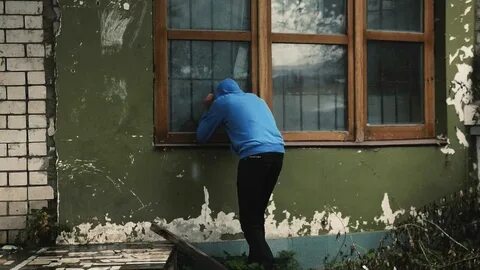 Не смотрят на улице