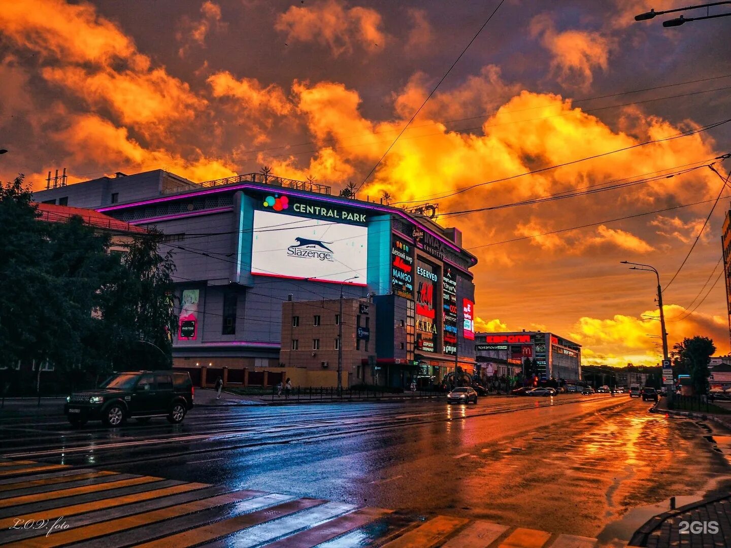 Кинотеатр центр парк курск. Централ парк Курск. Курск торговый центр Central Park. К Маркса 6 Курск. Централ парк Курск крыша.