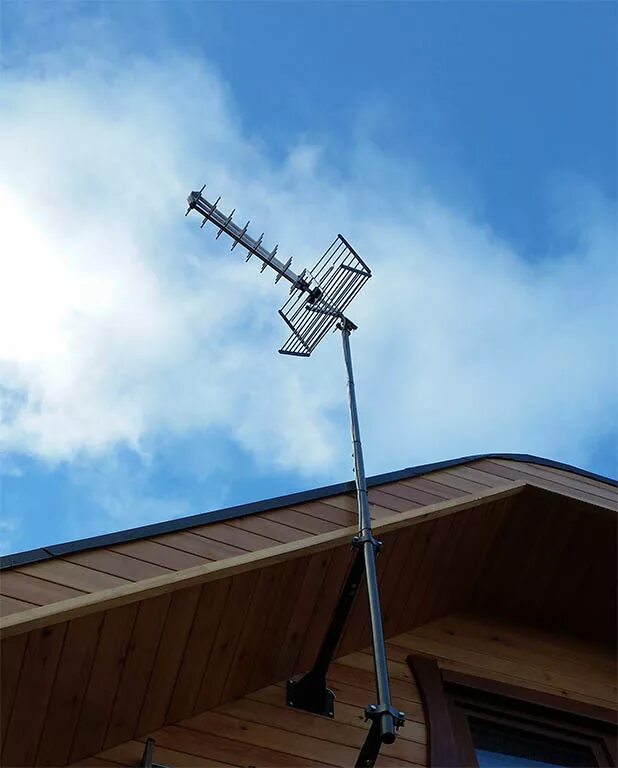 Антенны крепятся. Dvb2 антенна на крыше. Антенна Дачная. Крепления для антенны на дачу. Кронштейн для телевизионной антенны для дачи.