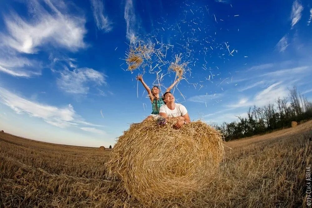 Скирда сноп. Стог сена. Фотосессия в поле. Фотосессия на сене в поле.