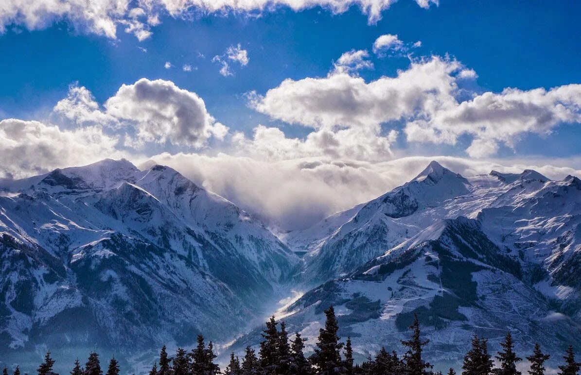 Гора Молдовяну в Румынии. Carpathian Mountains. Carpathians это горы. Карпаты синий.