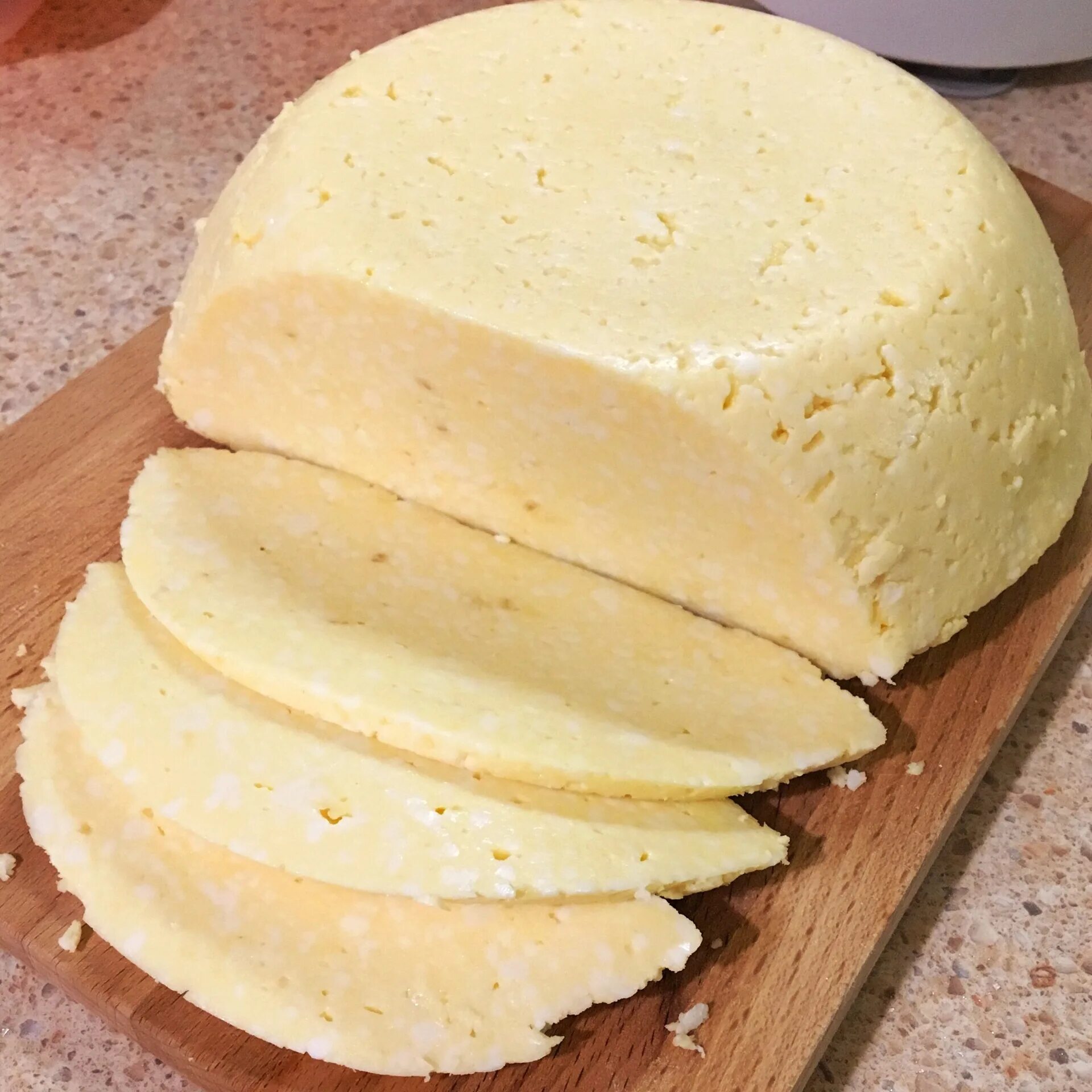 Сделать домашний сыр из творога рецепт. Домашний сыр. Домашний сыр из творога. Домашний сыр из молока и уксуса. Пресный сыр.