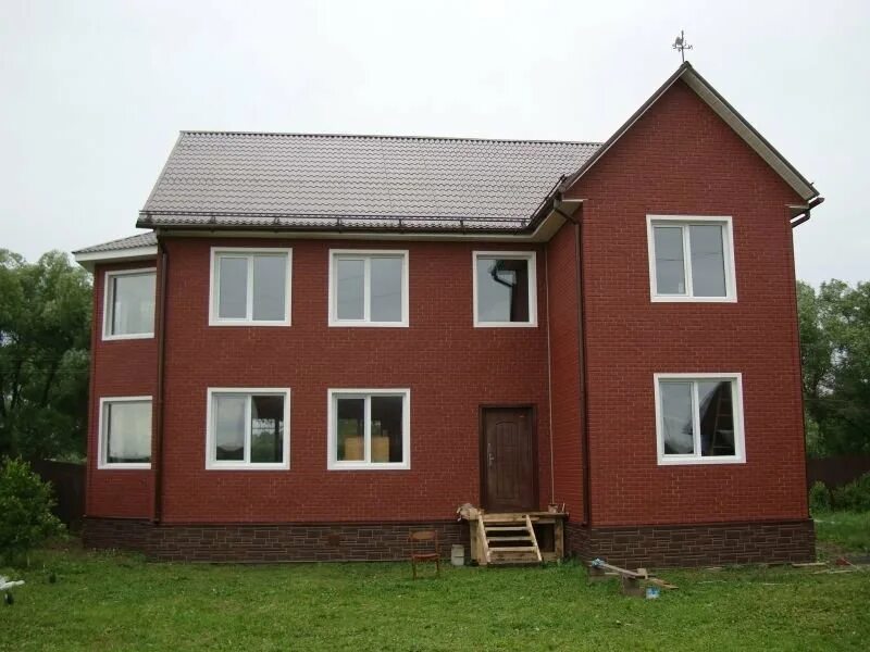 Панель альта профиль кирпич красный. Фасадная панель ю-пласт стоун-хаус кирпич. Сайдинг цвет кирпич. Фасады домов. Сайдинг щепа фаундри.