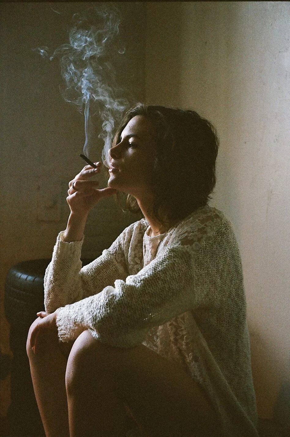 Lost курилка. Курящая девушка Эстетика. Девочка с сигаретой. Эстетика курящих девушек. Человек с сигаретой Эстетика.
