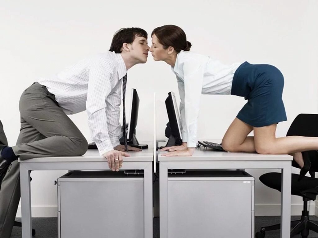 Мужчина и женщина коллеги. Отношения с боссом. Начальник и подчинённый. Начальница и подчиненный. Мужчина и девушка в офисе.