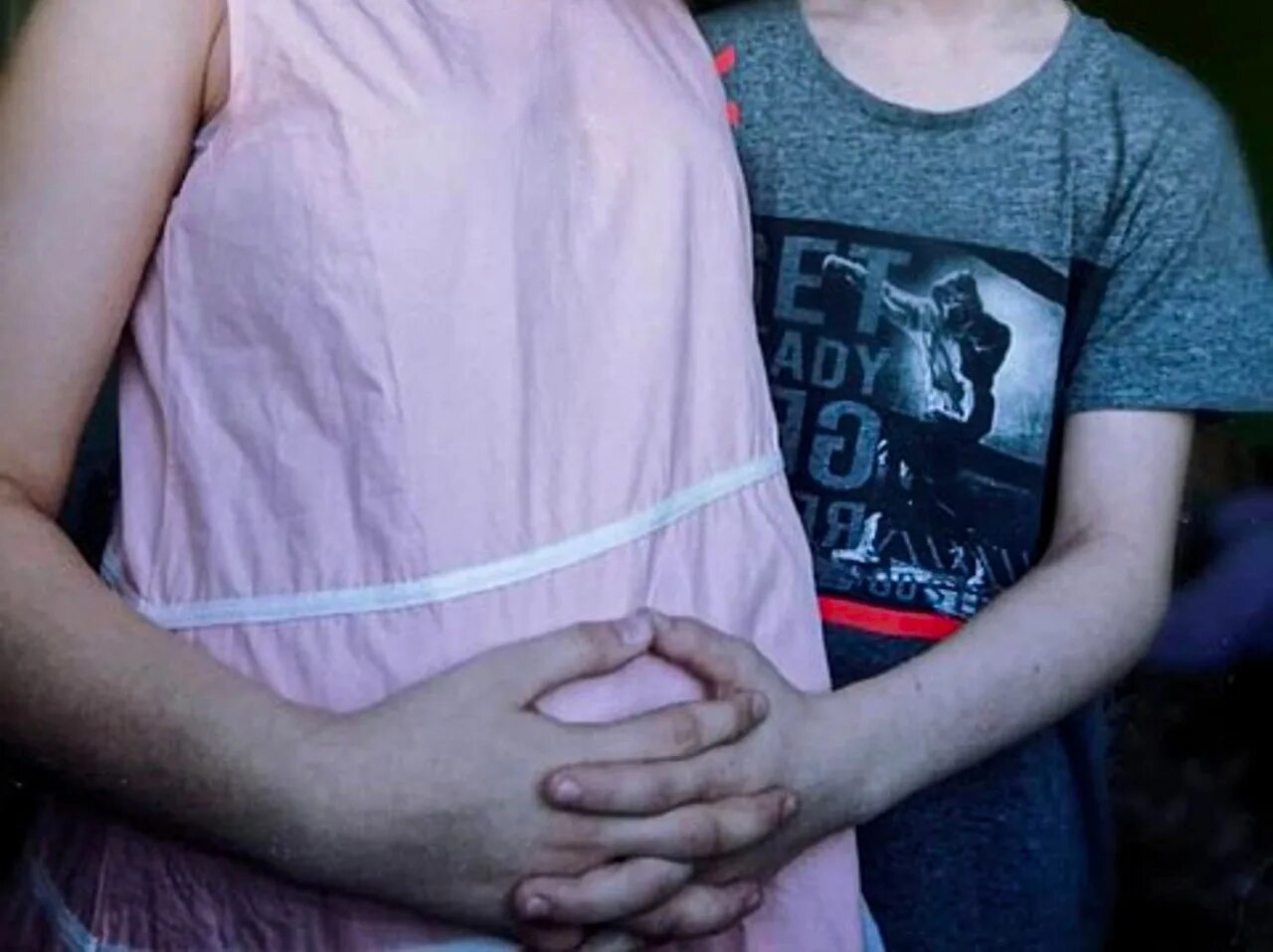 Забеременела от двоюродного брата. Сестра беременна от брата. Забеременела от двоюродного брата. Беременная сестра от брата. Залетела от брата.