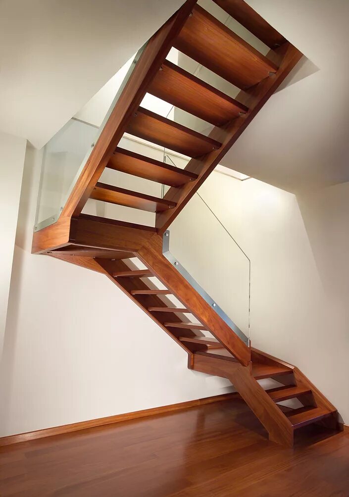 Деревянная лестница на второй с поворотом. Одномаршевая лестница на тетиве. Деревянная лестница с поворотом. Лестница поворотная деревянная. Поворотная лестница.