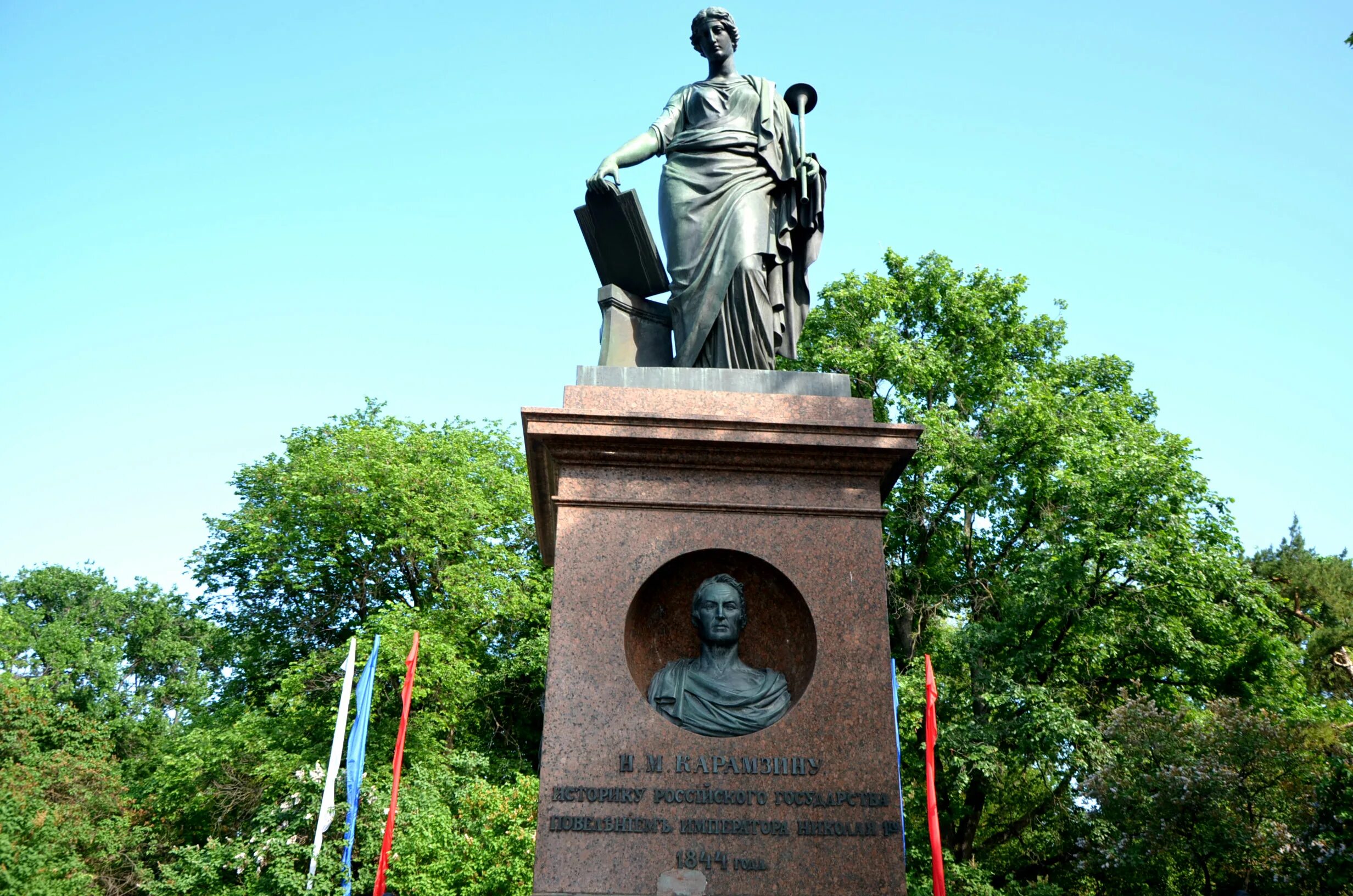 Памятник Николаю Карамзину. Памятник Карамзина в Ульяновске. Н М Карамзин памятник.