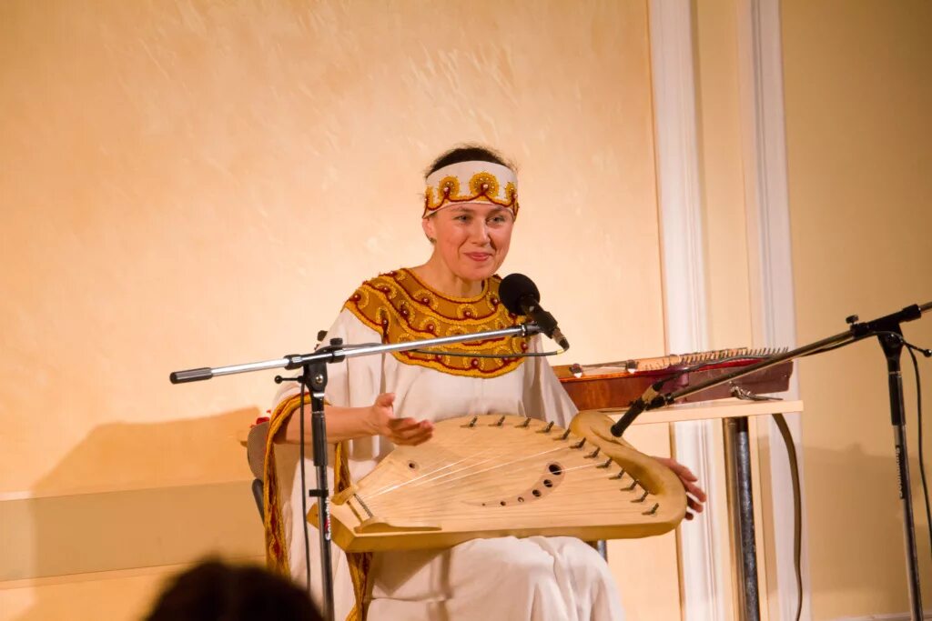 Библиотека нот для баяна. Самоучитель по баяну. Басурманов баян. Басурманов баян. Человек с баяном.