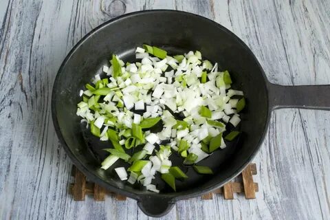 Обжарить зеленый лук