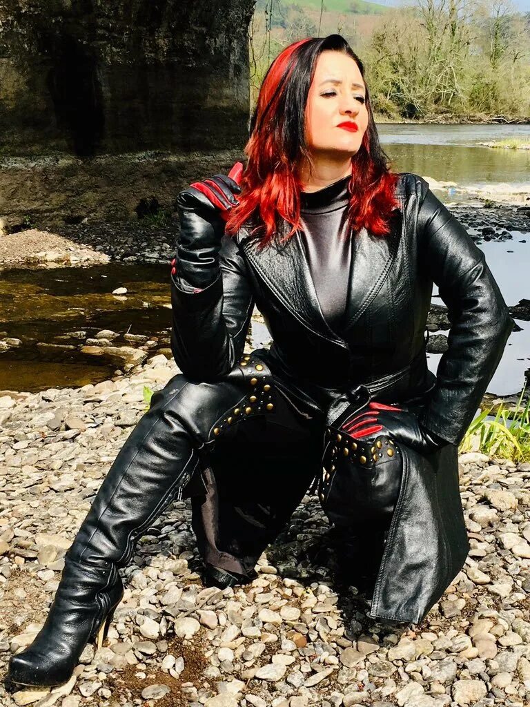 Lady Amber. LEATHERAMBER UKS Leather mistress in long Leather Coat. UKS LEATHERAMBER make sub smell her Leather Gloves. Amber leather