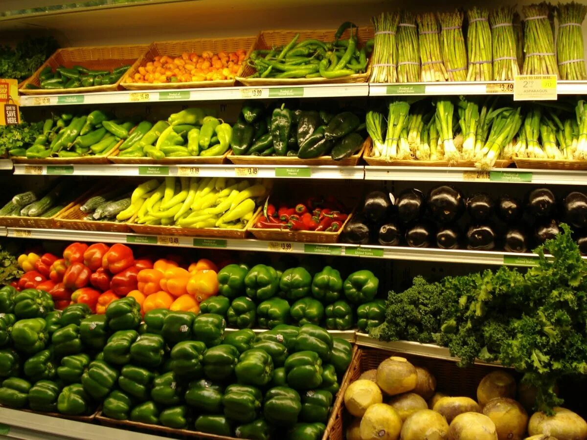 Vegetables shop. Овощной прилавок. Витрина овощи фрукты. Овощи в магазине. Магазин овощи фрукты.