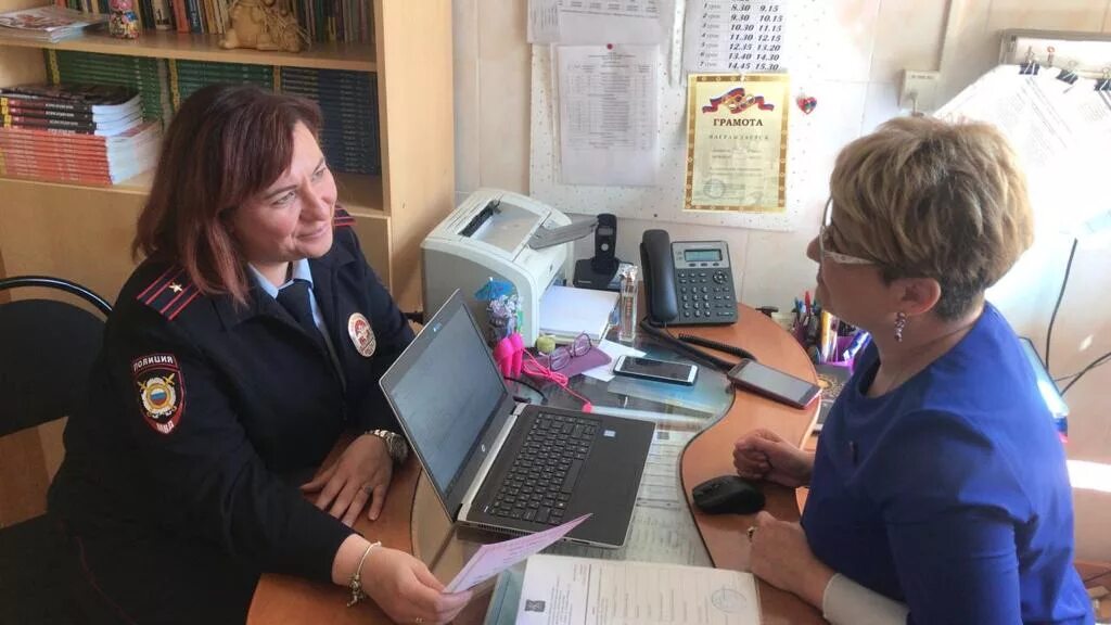 полицейский за рабочим местом. курсанты мвд. устроиться на работу в органы внутренних дел. устроиться на работу в органы внутренних дел. устроиться на работу в органы внутренних дел.