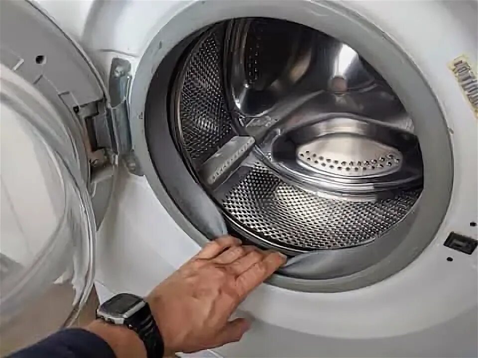 Почему стиральная машина haier. Стиральная машинка шумит. Шум при отжиме в стиральной машине AEG. Шумит стиральная машинка при стирке. Стиральная машинка при наборе воды гудит.