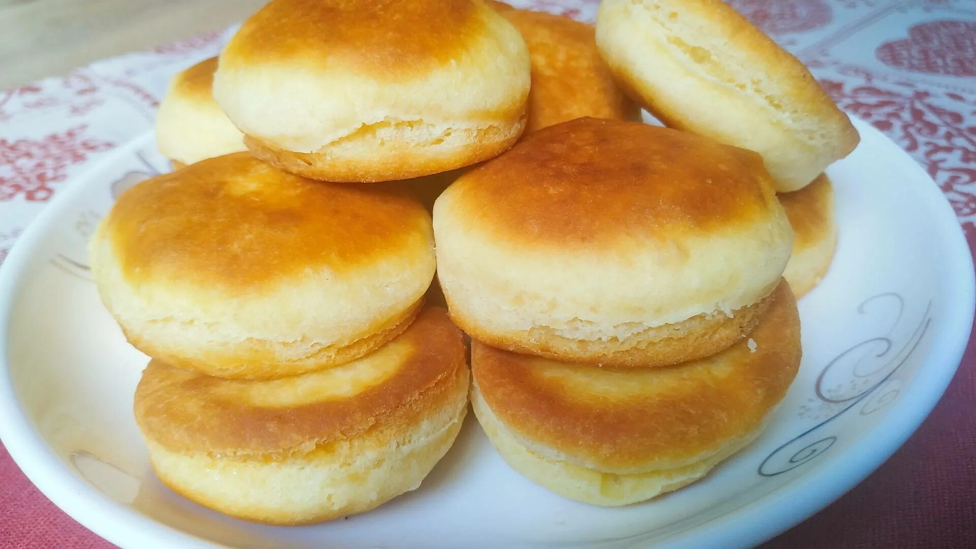 Вкусная выпечка. Пышный хворост на кефире. Сладкие рецепты из кефира. Выпечка на кефире. Пышки выпечка на сковороде.