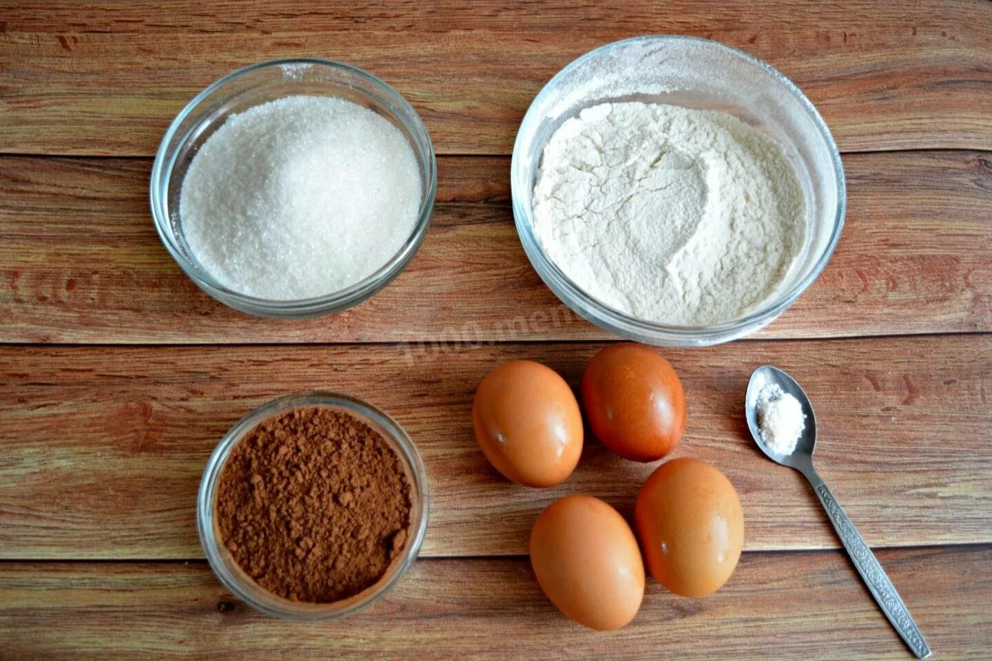 Что можно приготовить из яиц и какао. Мука какао яйца сахар. Из яиц муки и сахара. Сахар какао и мука. Яйцо и мука десерт.