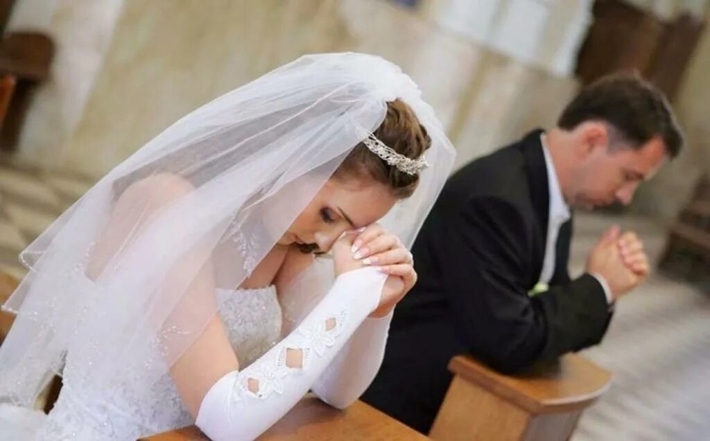 Брачная аферистка. Венчание. Невеста молится. Грустная невеста. О христианском браке.