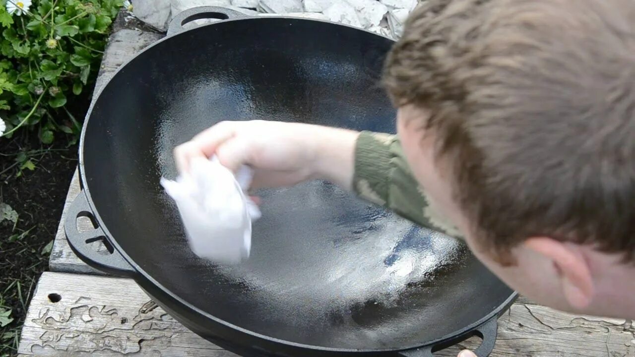 Казан чугунный обожженный. Чугунный казан после прокалки. Казан чугунный с едой. Алюминиевый казан прокаливание. Казан для плова чугунный на костре.