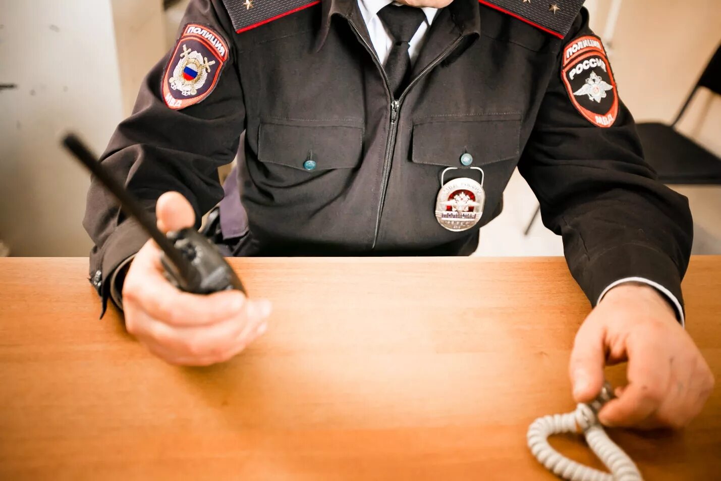 Работает в полиции 20. Сотрудник полиции. полиция картинки. полиция россии. российский полицейский.