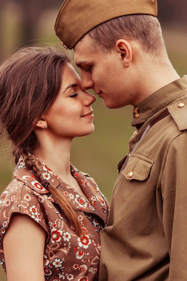 Военный парень с девушкой. Девушка солдат. Фотосессия в военной форме. Объятия солдата. Любовь солдата.
