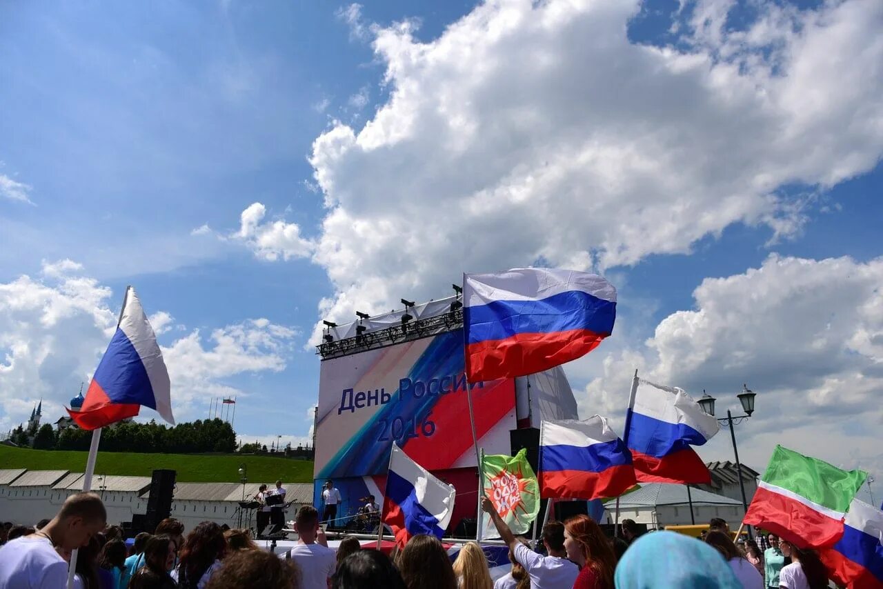 Поздравляю с Днём России! Желаю всем счастливого будущего, светлых надежд и испо
