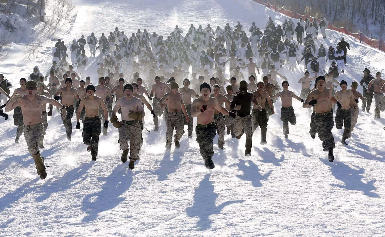 Военные идут. Солдат зимой. Армия зимой. Солдат в снегу. Толпа солдат.