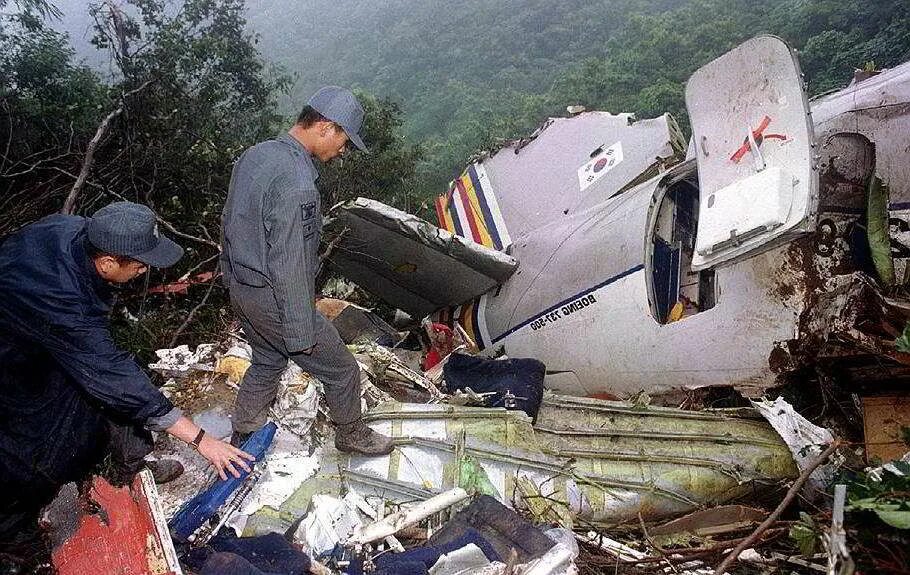 Катастрофа boeing 737 в стамбуле. Рейс 243 алоха эрлайнз 28 апреля 1988 года. Кахулуи боинг 737. Боинг вырвало. Авария боинг 757 в джорджтауне.