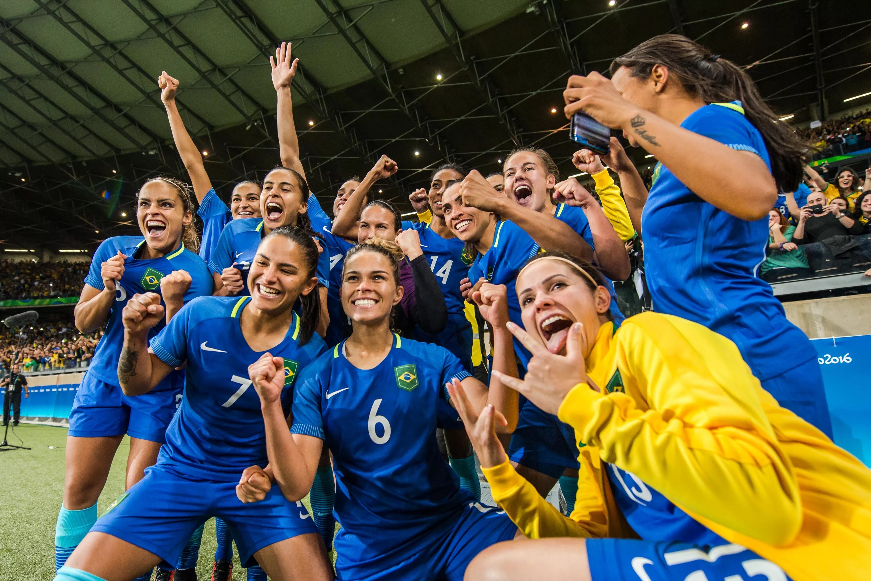 Футболистки сборной Бразилии. Сборная Бразилии по футболу женщины. Сборная Бразилии ОИ 2004 по футболу женская.