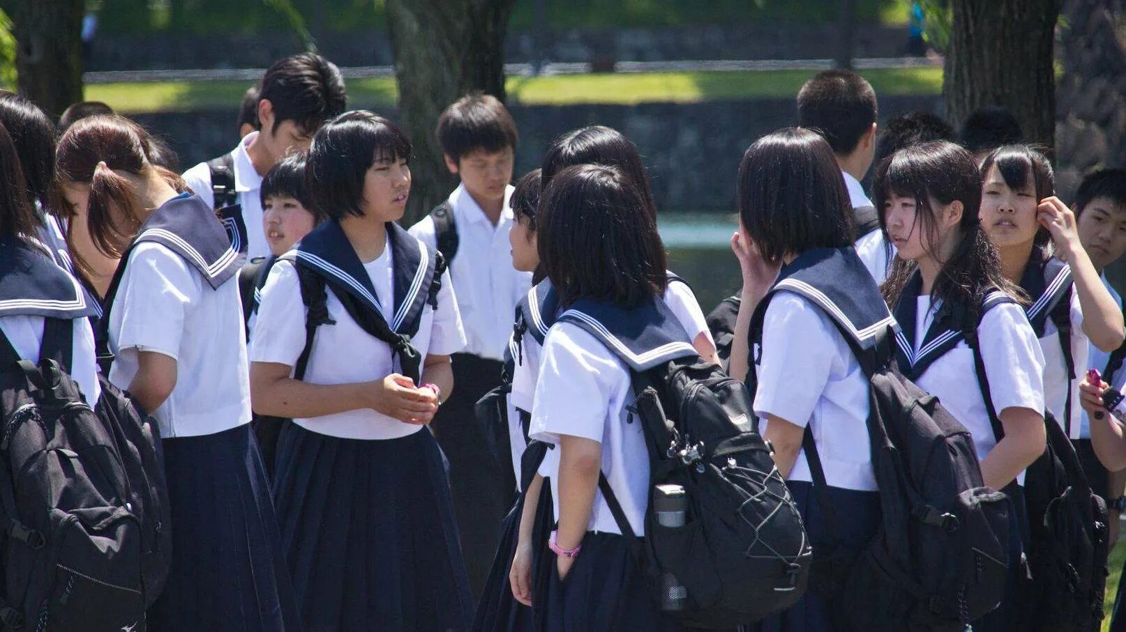 Во сколько в японии идут в школу. Япония школьники. Средняя школа в японии. Форма средней школы в японии. Во сколько в японии идут в школу.