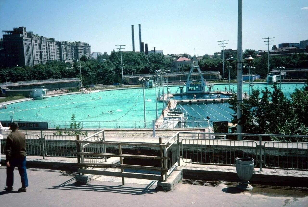 Бассейн москва ссср. Храм христа спасителя в москве бассейн москва. Открытый бассейн в москве на месте храма христа спасителя. Бассейн москва 1991 год. Бассейн москва 1991.