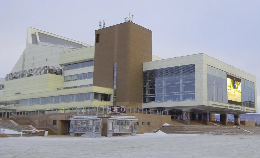 Большой концертный зал красноярск. Памятник около бкз красноярск. Площадь около бкз красноярск. Краевая филармония красноярск. Бкз киц.