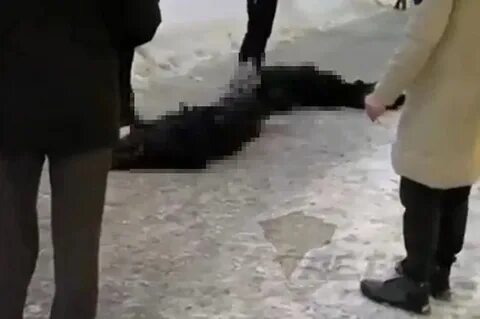 Женщина упала на пол