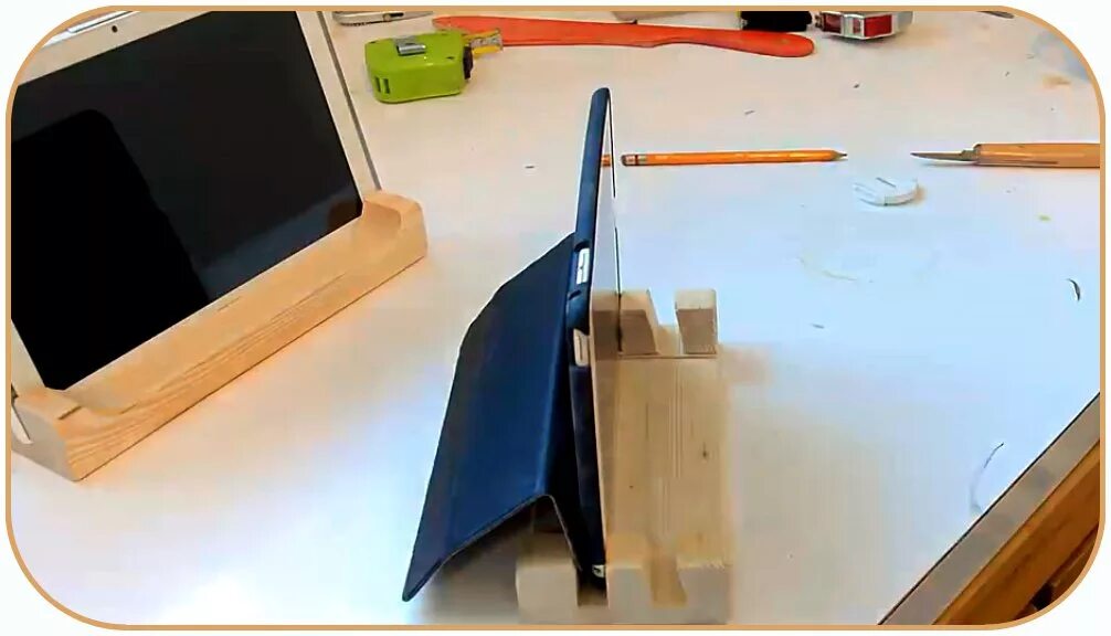 Подставка для телефона из дерева. Деревянная подставка для планшета. Подставка для планшета самсунг. Подставка для эппл ноут. Подставка для планшета своими руками.