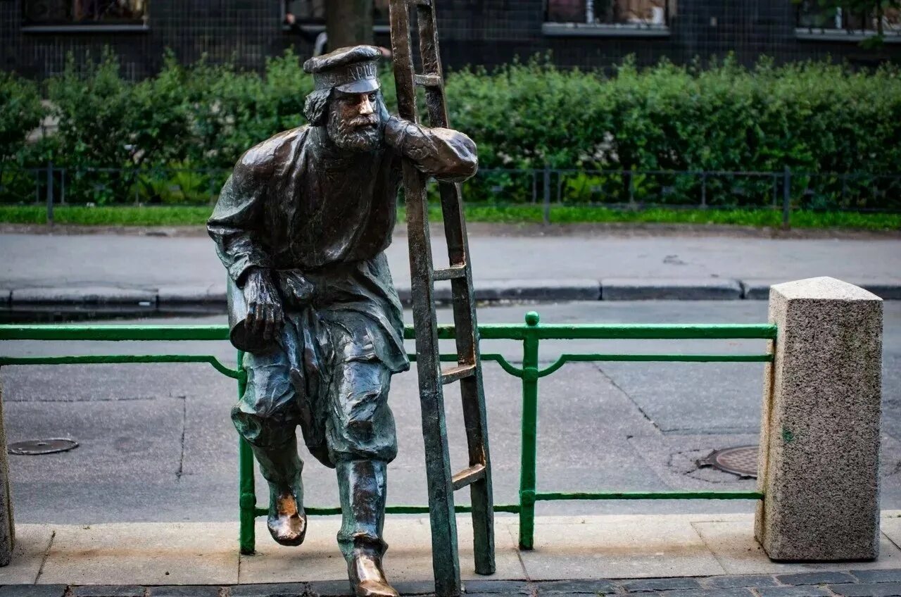 Людям этой профессии впервые установлен памятник. Людям этой профессии впервые установлен памятник. Памятник фонарщику в санкт-петербурге. Памятник водопроводчику уссурийск. Памятник фармацевту во владимире.