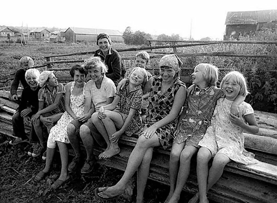 Деревня погулять. Советские люди в деревне. Детство в деревне. Деревенские люди. Советское детство в деревне дети.