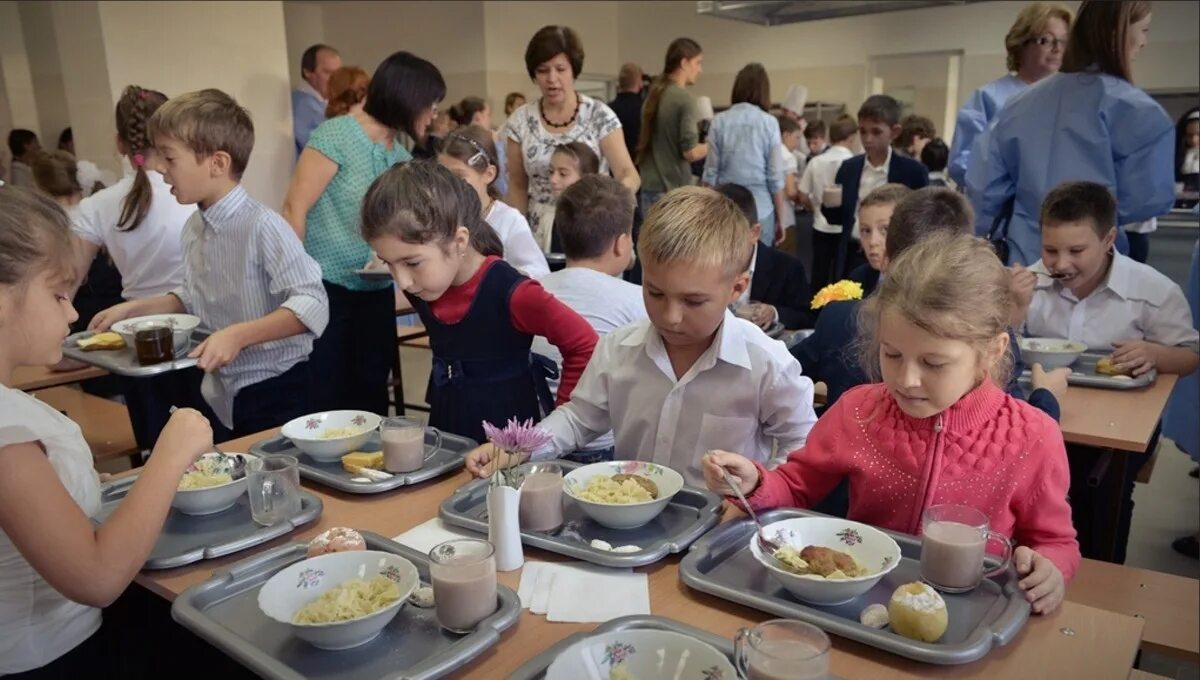 Питание детей в школьной столовой. Столовая в школе. Обед в школе. Обед в школьной столовой. Организация питания школьников