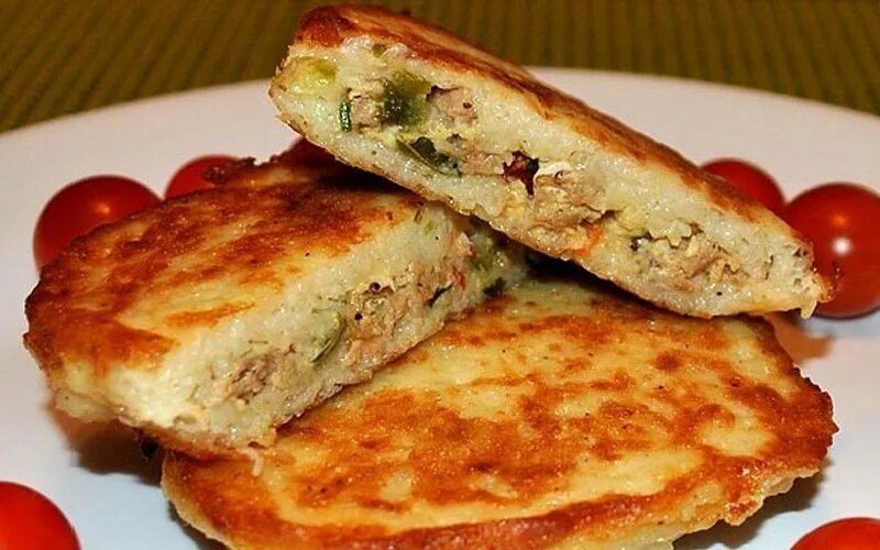Куриные оладьи. Оладьи из мяса свинины. Мясные оладьи рецепт. Мясные оладьи из фарша. Мясные оладьи рецепт.