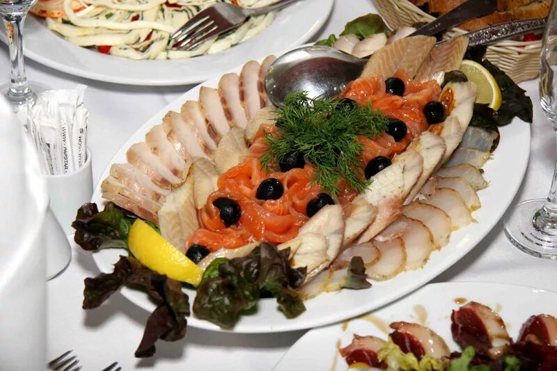 осетр фаршированный. банкетные блюда. рыбный банкет. банкетная подача блюд. рыбный банкет.
