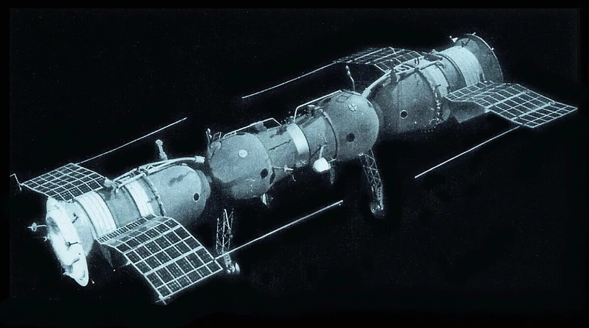 Как называлась первая российская пилотируемая станция. Аппарат космического корабля «Союз т-2». Стыковка Союз 4 и Союз 5. Беспилотных космических аппаратов «космос-186» и «космос-188. Стыковка кораблей Союз в 1969 году.