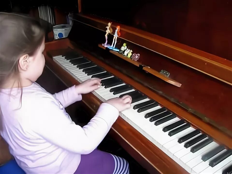Ноты клоуны лёгкие для начинающих. Клоун фортепиано. Клоуны фортепиано. Клоун фортепиано. Клоун играет на синтезаторе.