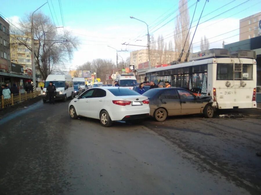 Энгельс что случилось сегодня ночью. Энгельс авария троллейбус. ДТП Саратов троллейбус. Троллейбус Саратов Энгельс авария. Троллейбусы Энгельса.