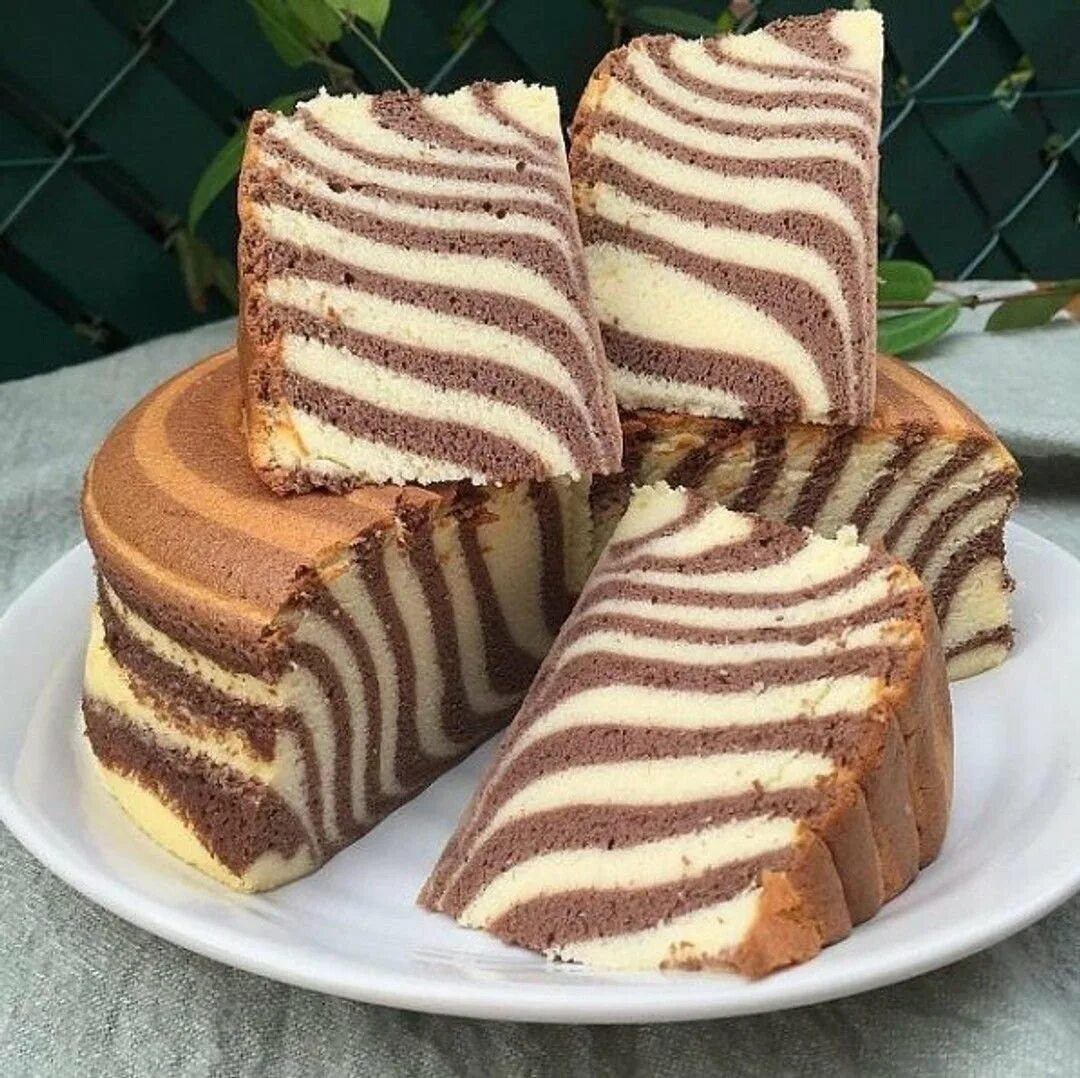 Торт зебра сметанник. Ясриб зебра торт. Пирог бисквитный зебра. Выпечка зебра. Выпечка зебра.