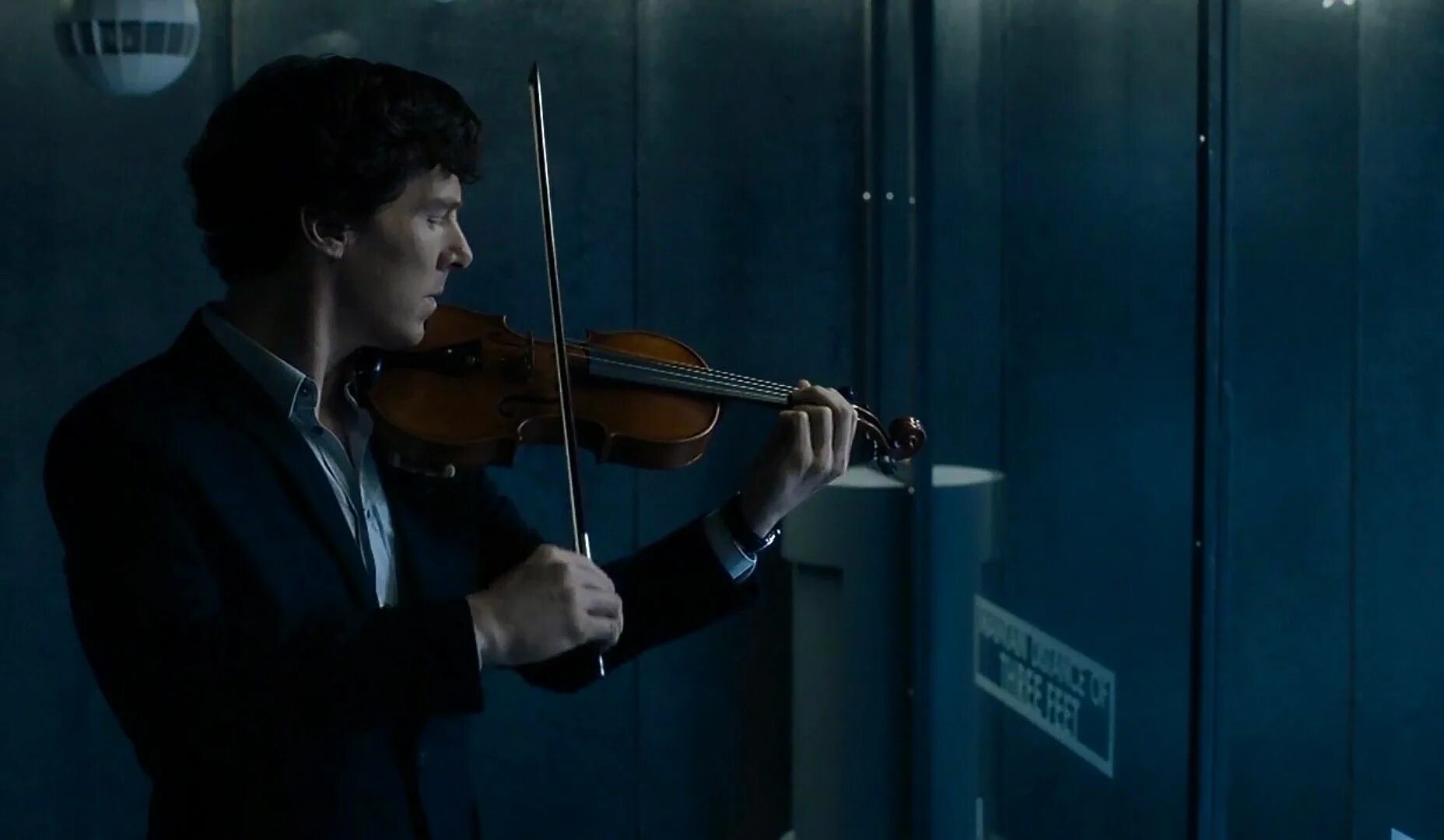 He plays the violin better. Холмс скрипка Камбербэтч.