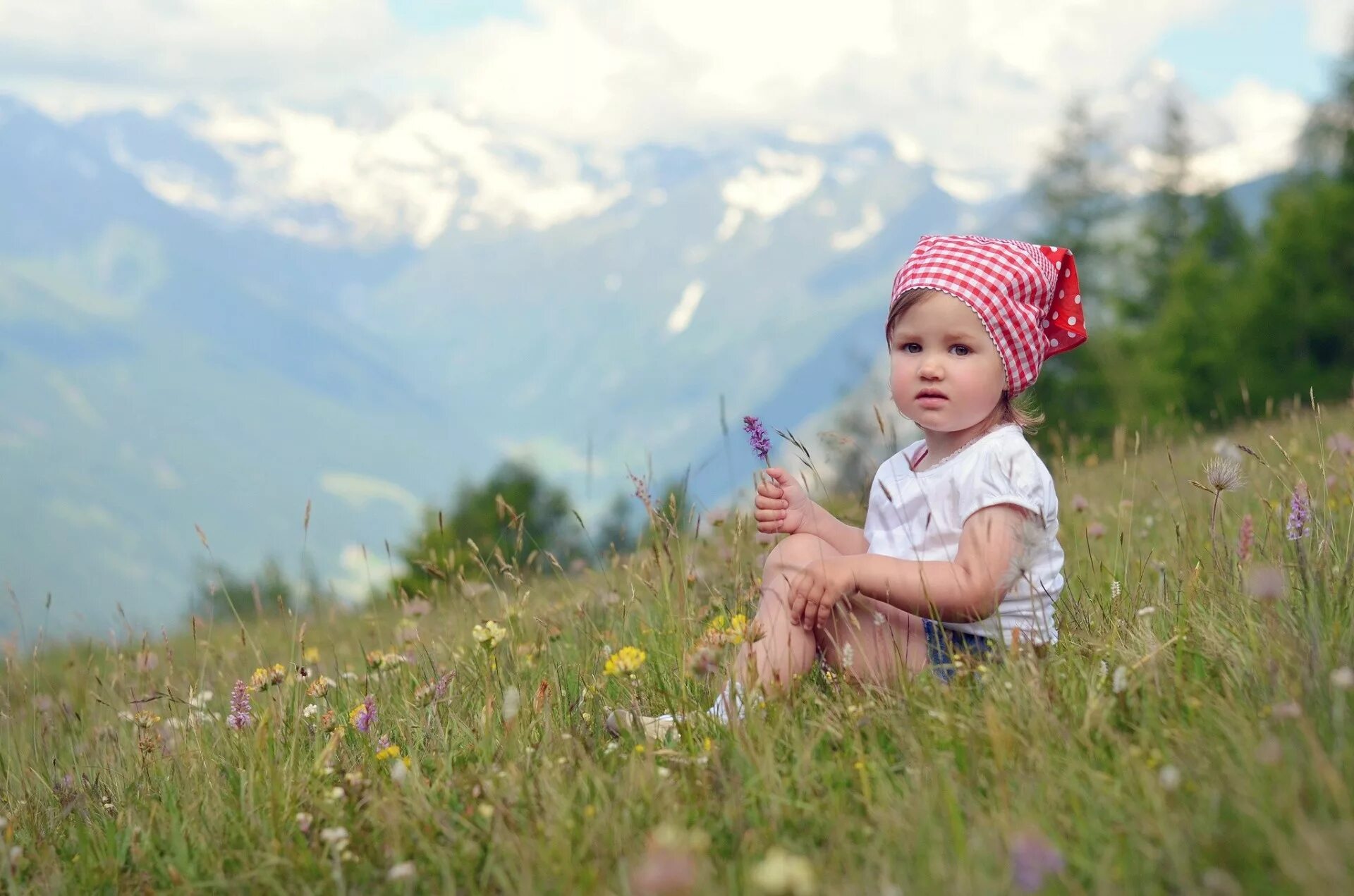 Mountain child. Дети и природа. Фон природа для детей. Ребенок на фоне гор. Малыш на природе.