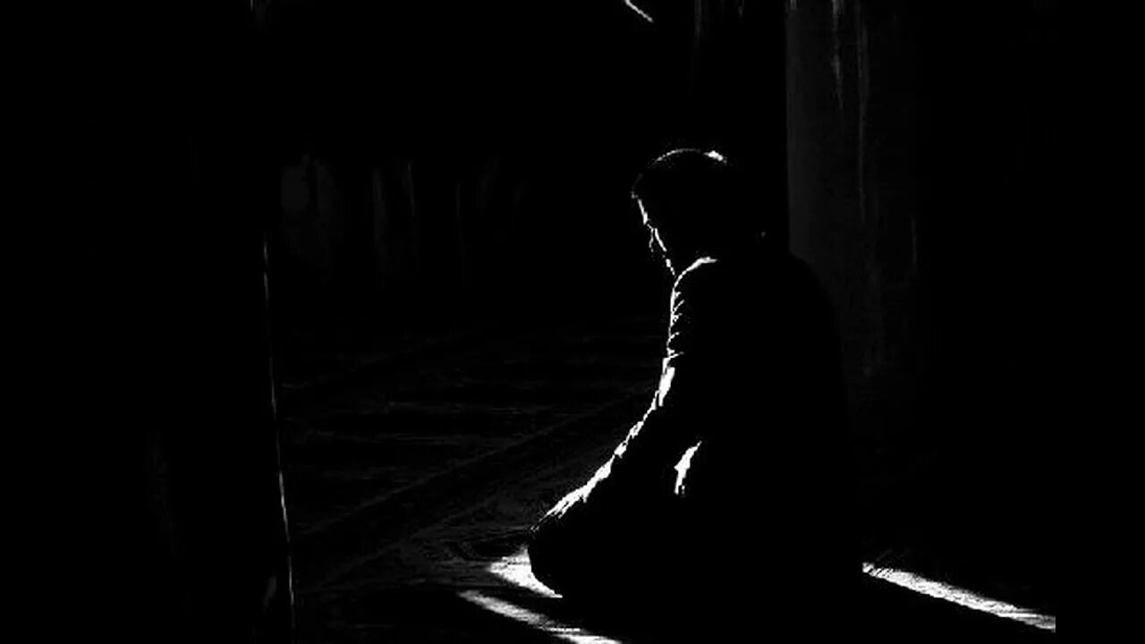 Намаз в темноте. Человек сидит в темноте. Человек сидящий в полумраке. Мусульманин в темноте. Человек молится в темноте.