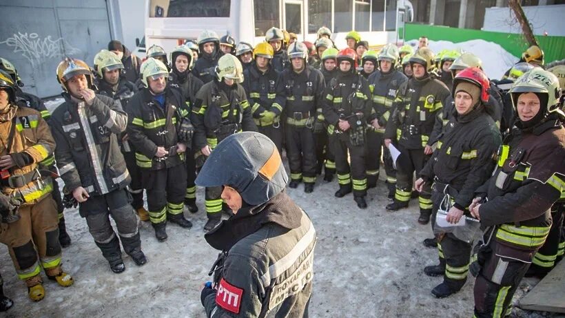 Тушение пожара в крокусе. Служба пожаротушения СПТ. Спасатели Москвы ликвидация ЧС В туннелях. КШУ В Дагестане МЧС тушение пожаров. Пуск спасателей по рукову.